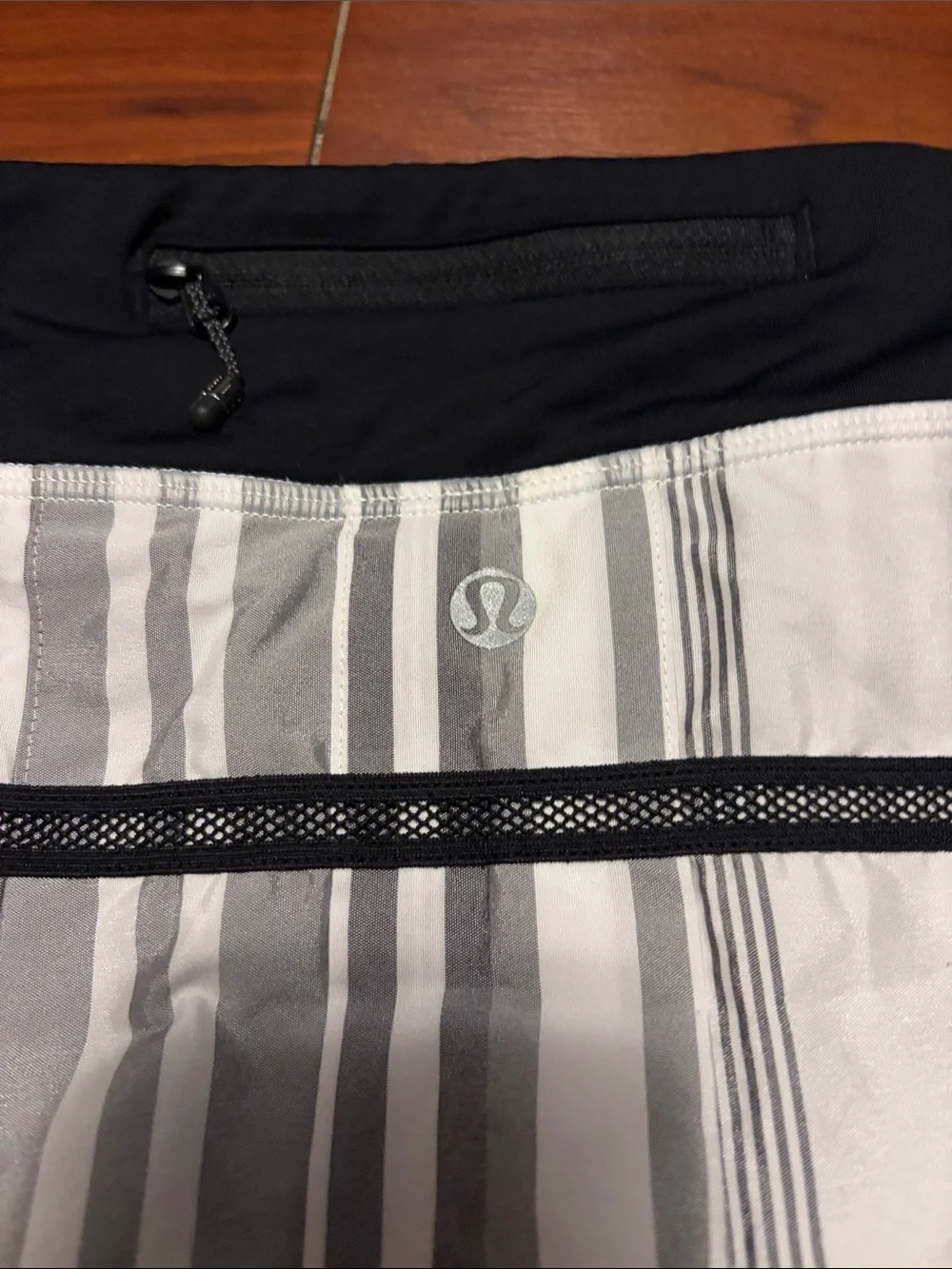 lululemon athletica Black, White & Gray Striped T3 Pleated Skorts Skirt Sz 6